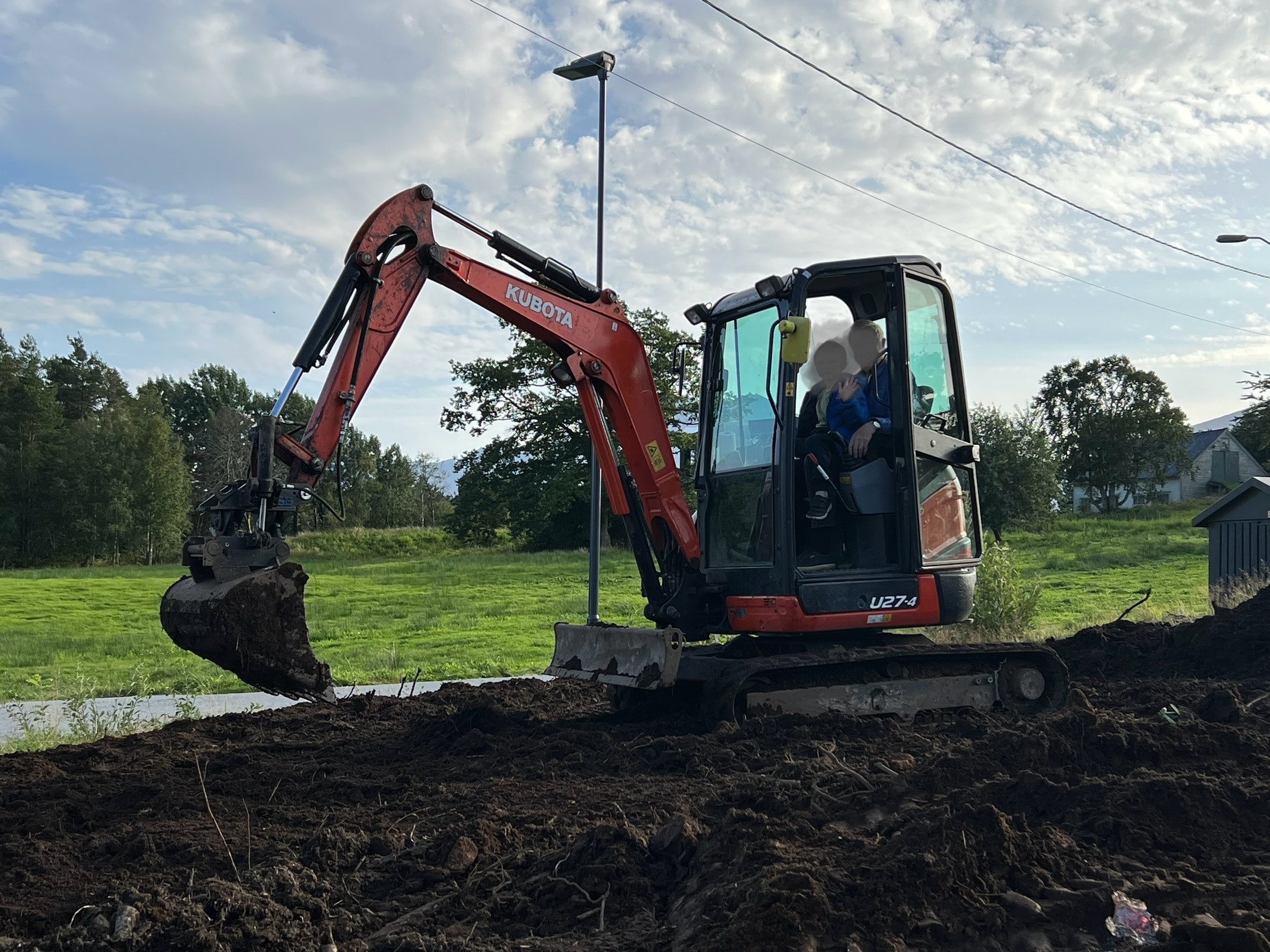 Minigraver i aksjon - Kubota gravemaskin utfører gravearbeider